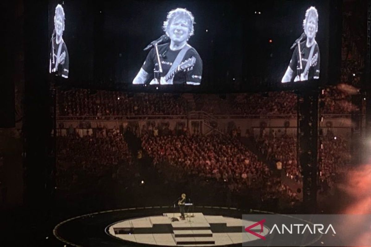 Ed Sheeran penuh enerjik buka konser di Jakarta International Stadium