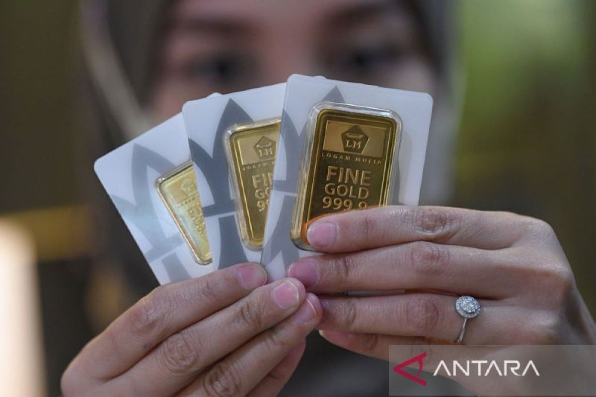 Harga emas Antam turun Rp8.000 per gram