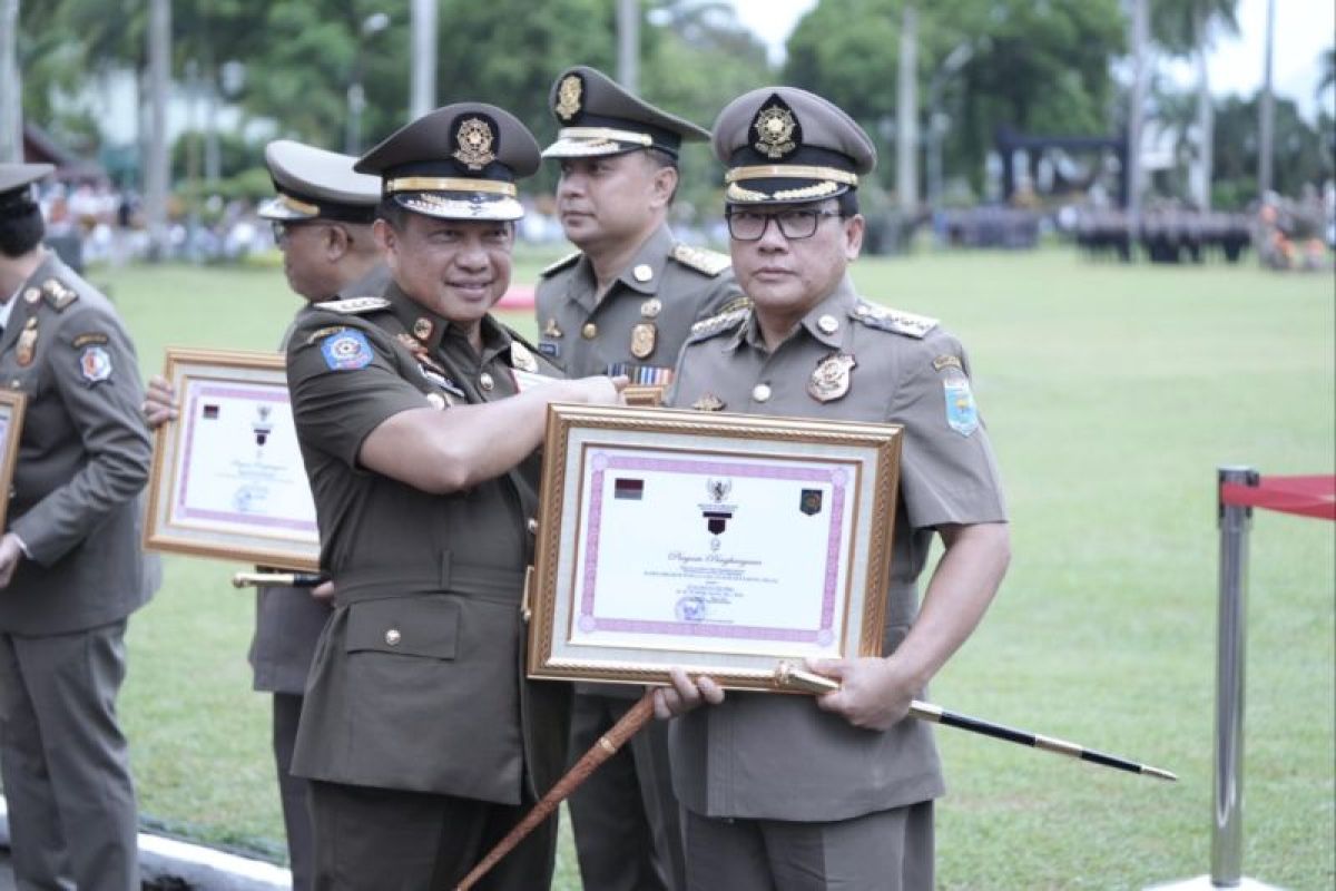 Wahdi terima penghargaan Karya Bhakti Peduli Satpol PP dari Kemendagri