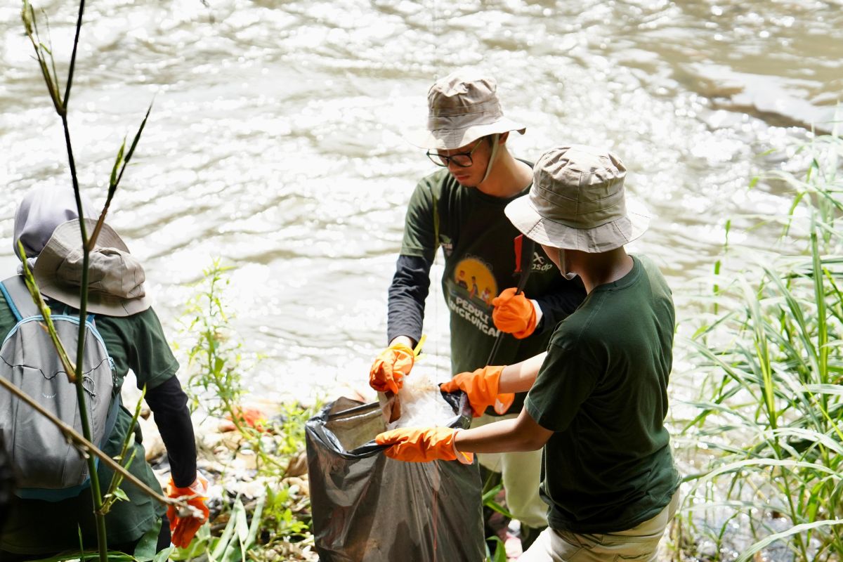 ASDP dan komunitas lingkungan kolaborasi bersihkan sampah di Sungai Ciliwung