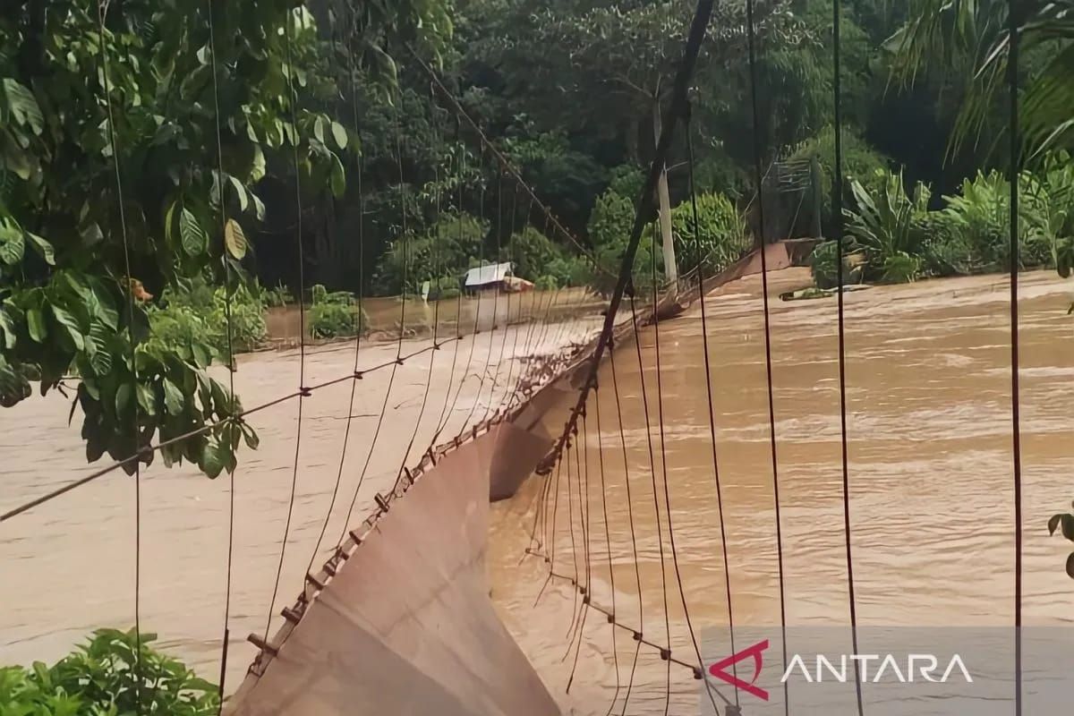 Jembatan gantung diperbaiki, penyeberangan warga Karang Agung Baturaja segera normal