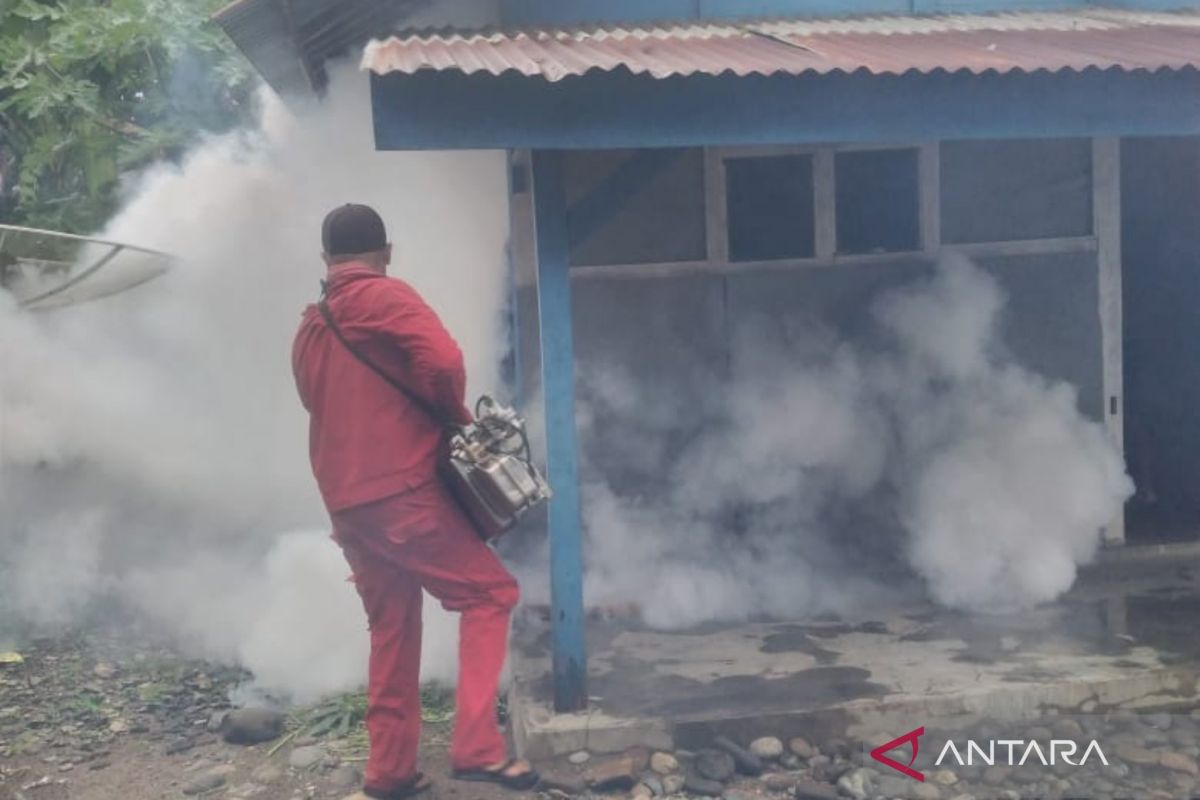 Sebagian warga Mukomuko gotong royong cegah DBD