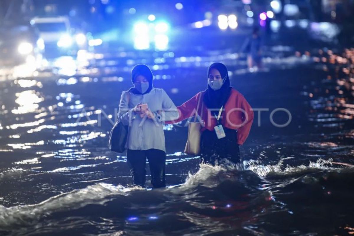 Banjir landa Jakarta hingga lonjakan kasus DBD