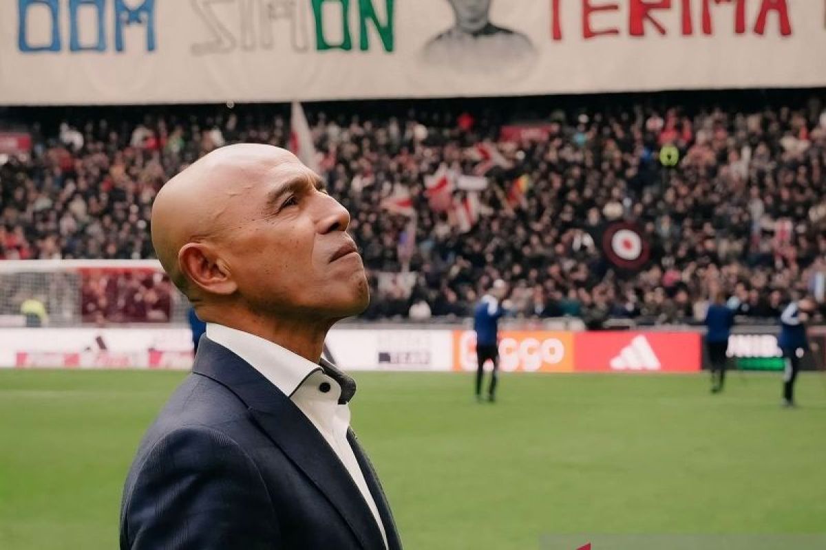 Penggemar Ajax Amsterdam bentangkan "Oom Simon Terima Kasih"