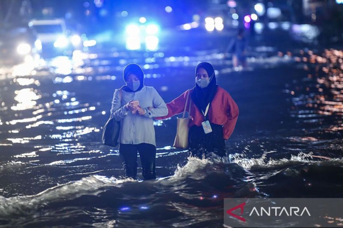 DKI sepekan, Banjir kepung Jakarta sampai kasus DBD meningkat