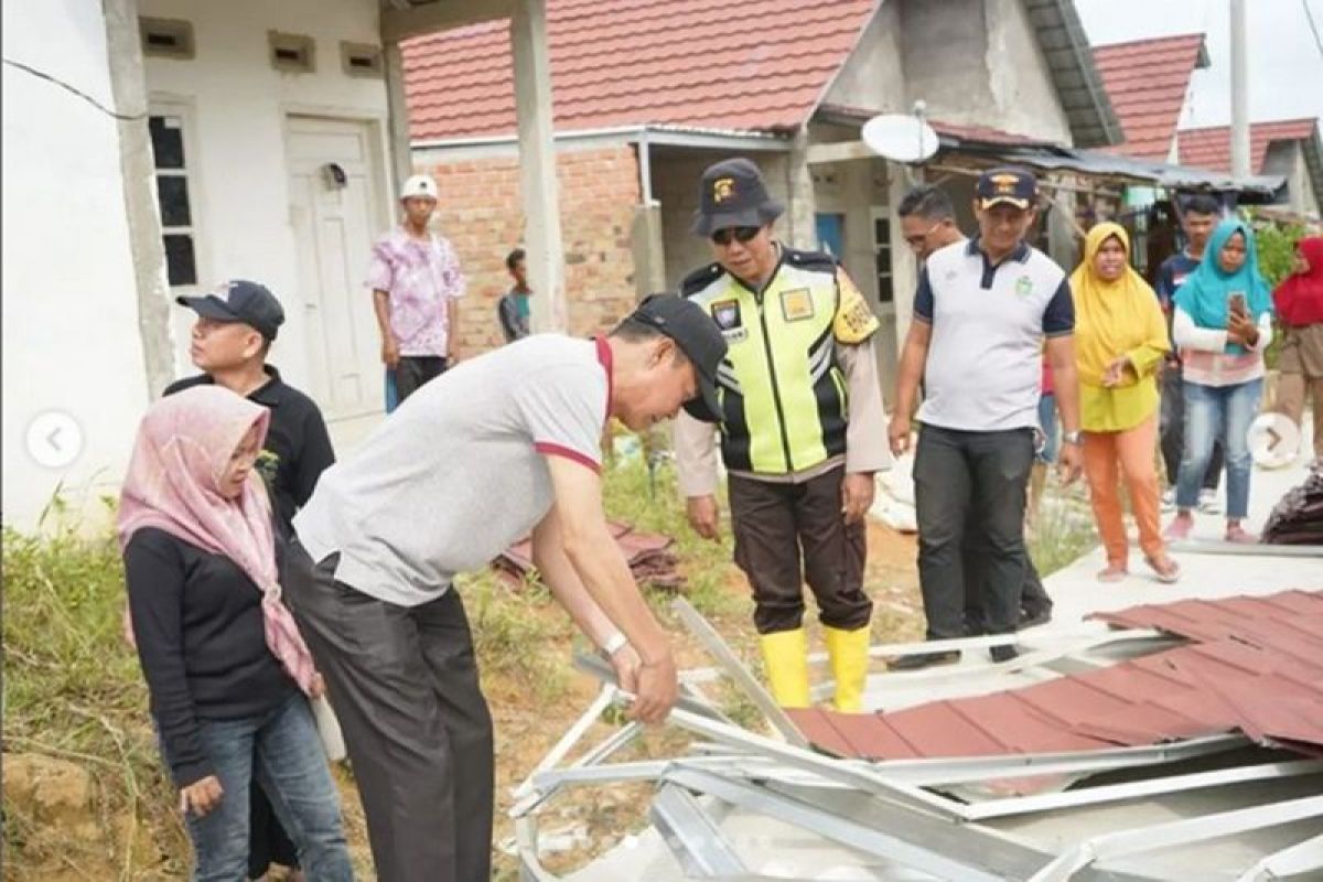 Warga Prabumulih Sumsel dikagetkan puting beliung, ternyata rusak puluhan rumah