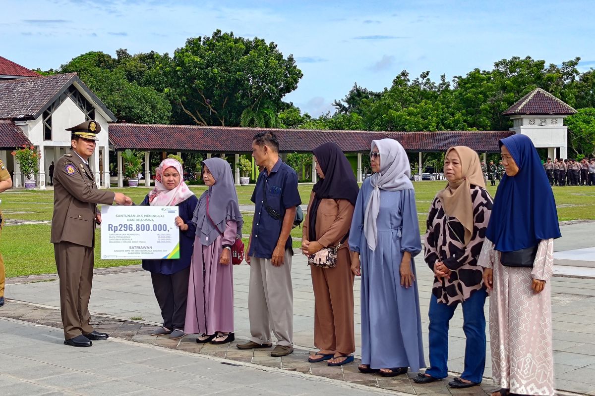 Pemerintah serahkan santunan bagi 14 keluarga petugas pemilu meninggal