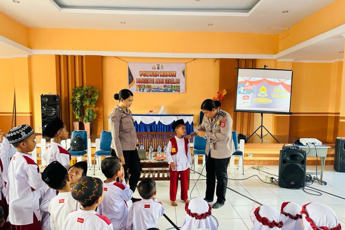 Polwan Maluku  sosialisasi bahaya kekerasan seksual bagi murid SD