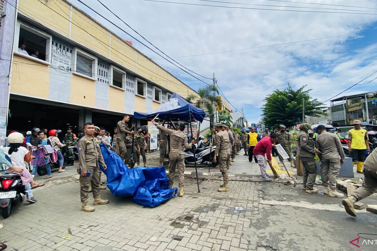 Satpol PP Kota Bogor tertibkan PKL di jalur pedestrian Jalan Dewi Sartika