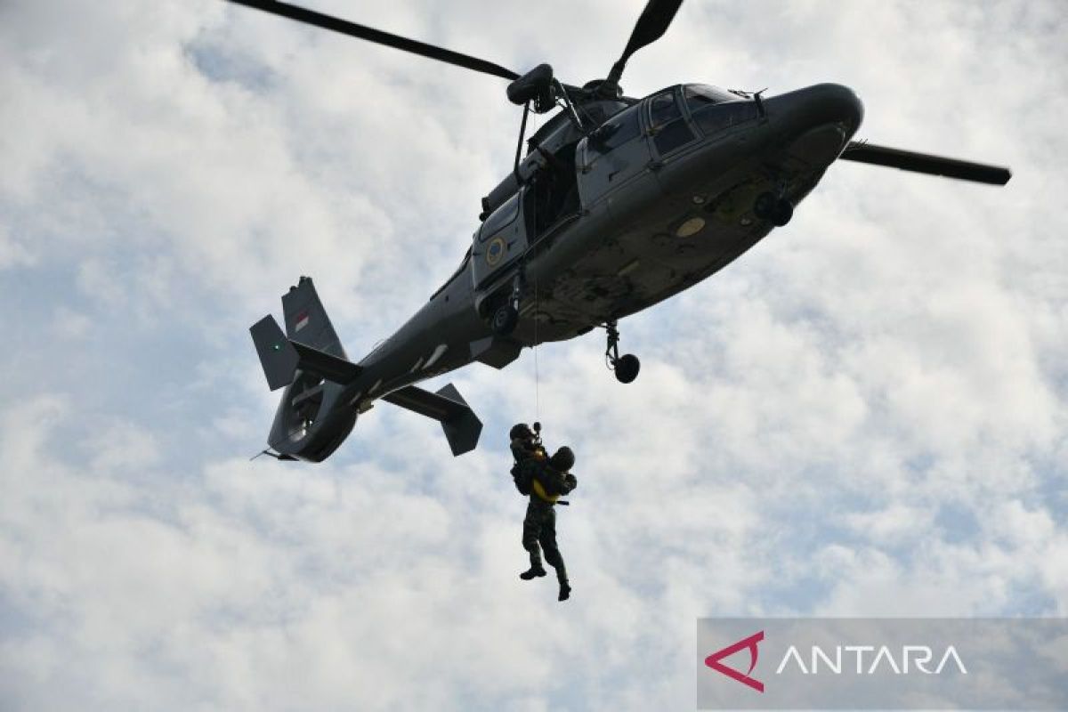 Kopaska TNI AL latihan terjun dan evakuasi medis udara di Jakarta
