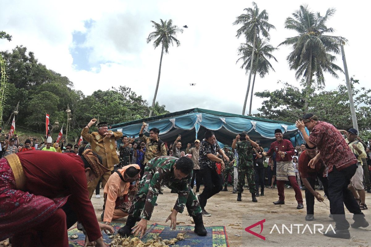 Pemkab Bangka Barat fasilitasi tradisi Perang Ketupat