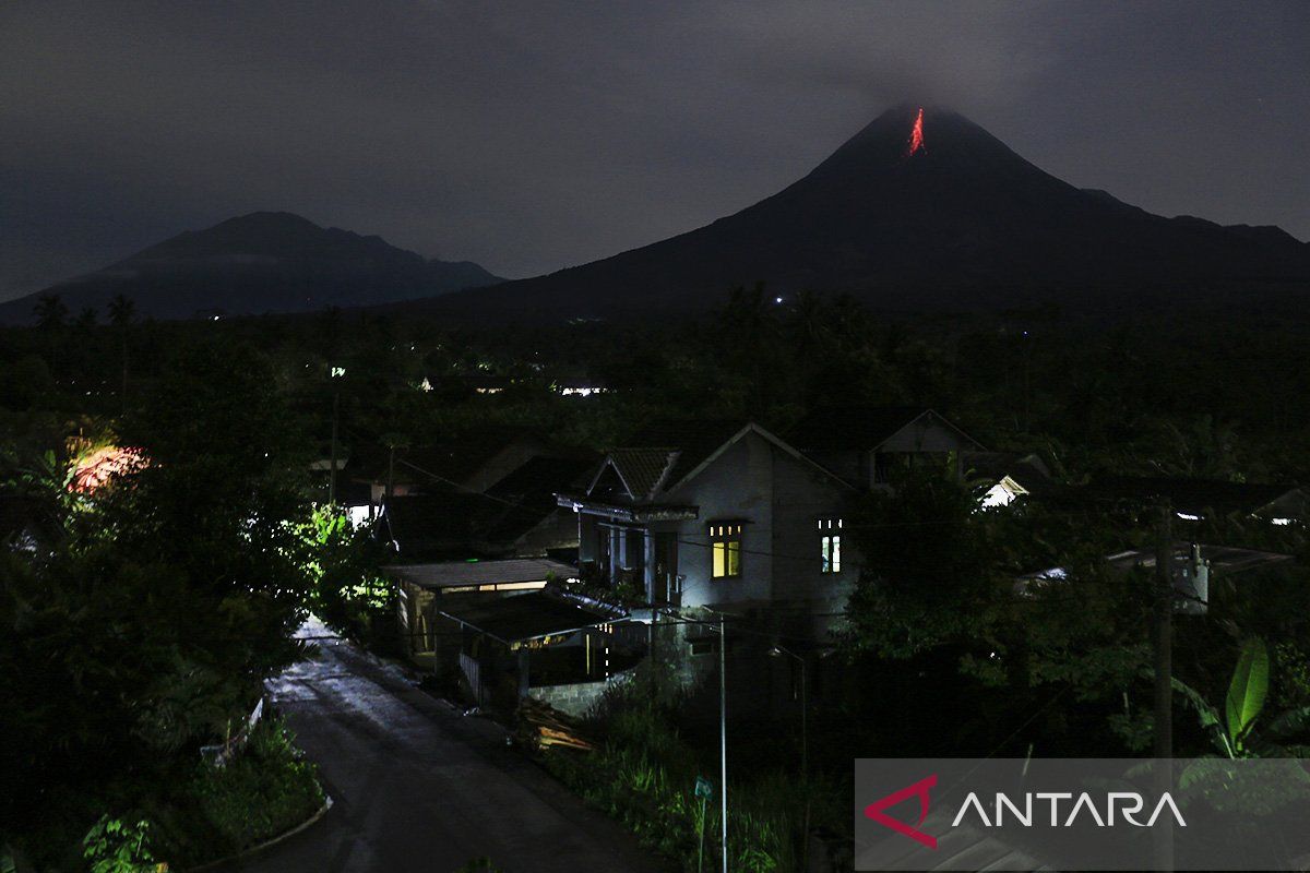 Gunung Merapi muntahkan tujuh awan panas guguran beruntun Senin sore