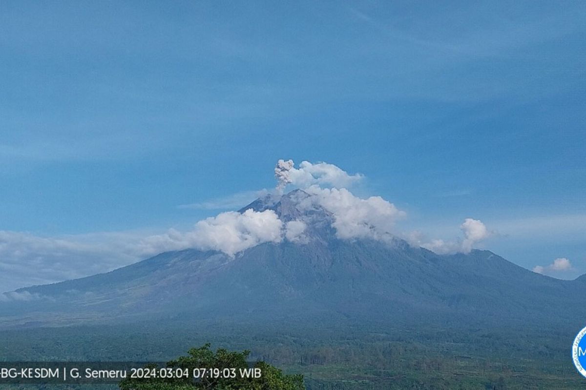 Gunung Semeru erupsi beberapa kali dalam sehari
