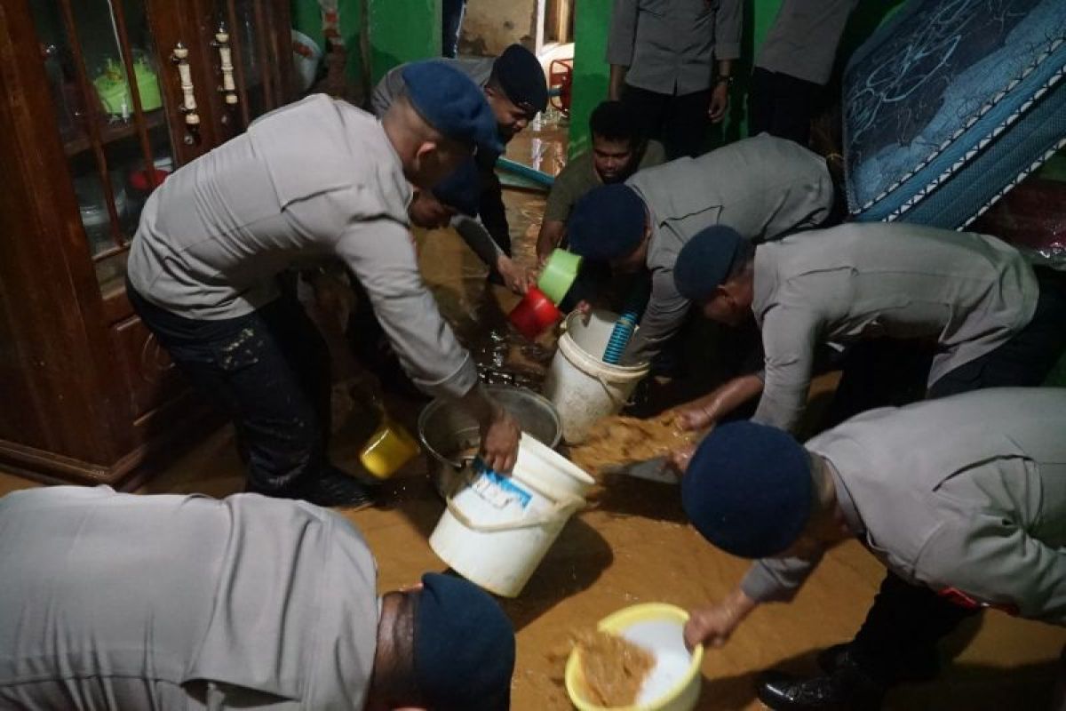 Brimob Sultra bantu warga bersihkan rumah terdampak banjir di Kendari