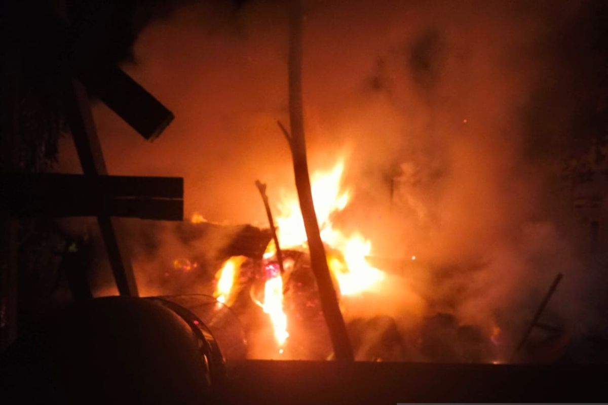 Api hanguskan gudang barang bekas di Sipoholon Taput