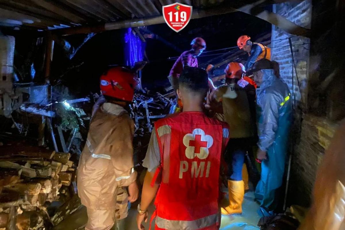 Dua korban tertimbun  longsor di Sragen masih dalam pencarian