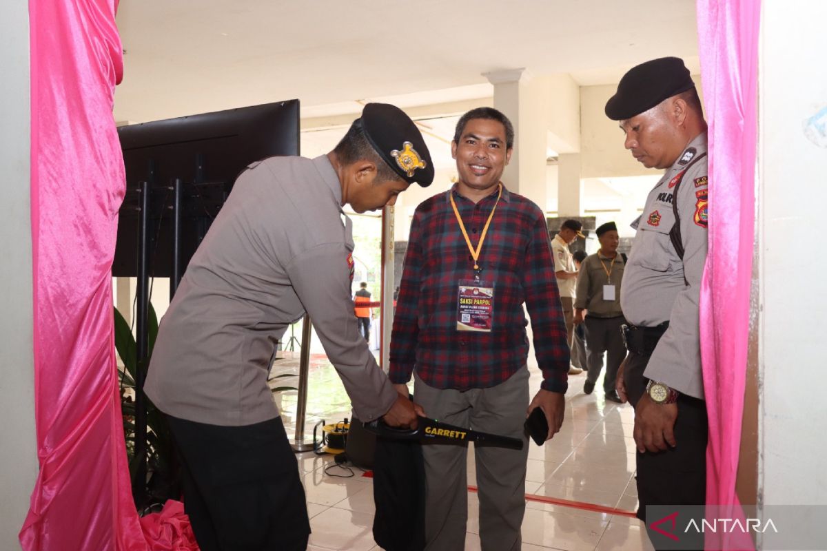 Polisi gunakan "metal detector" amankan rekapitulasi Pemilu 2024 di Lombok Tengah