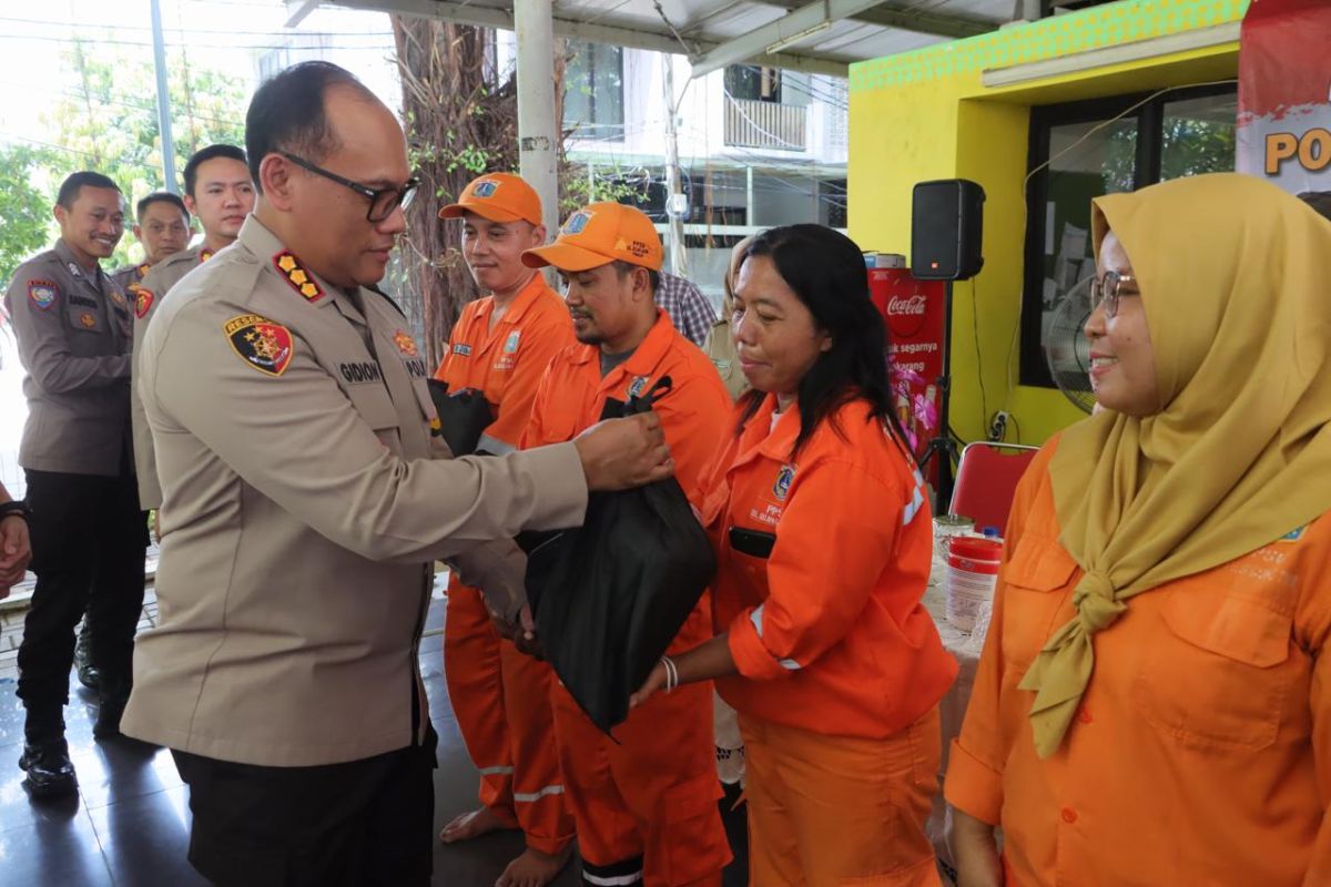 Polisi beri layanan kesehatan kepada petugas PPSU di Kelapa Gading