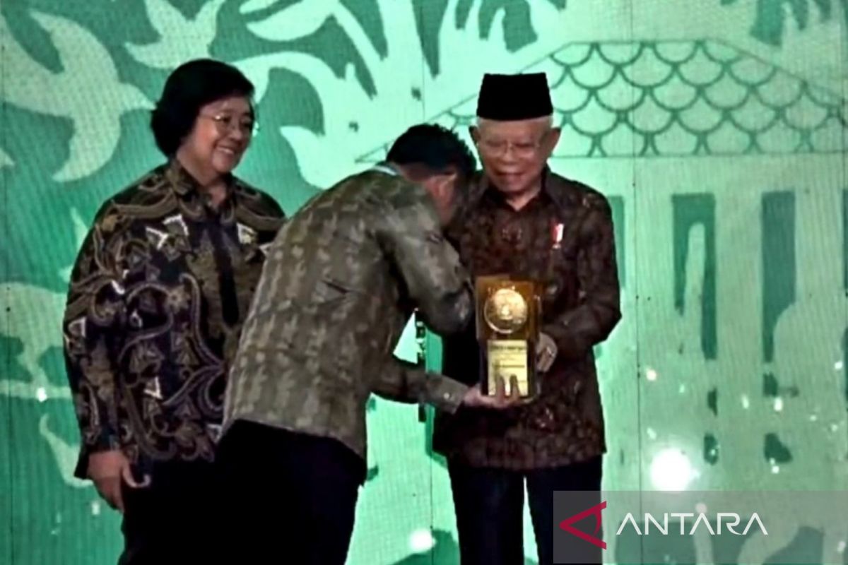 Wali Kota Balikpapan terima piala Adipura dari Wakil Presiden