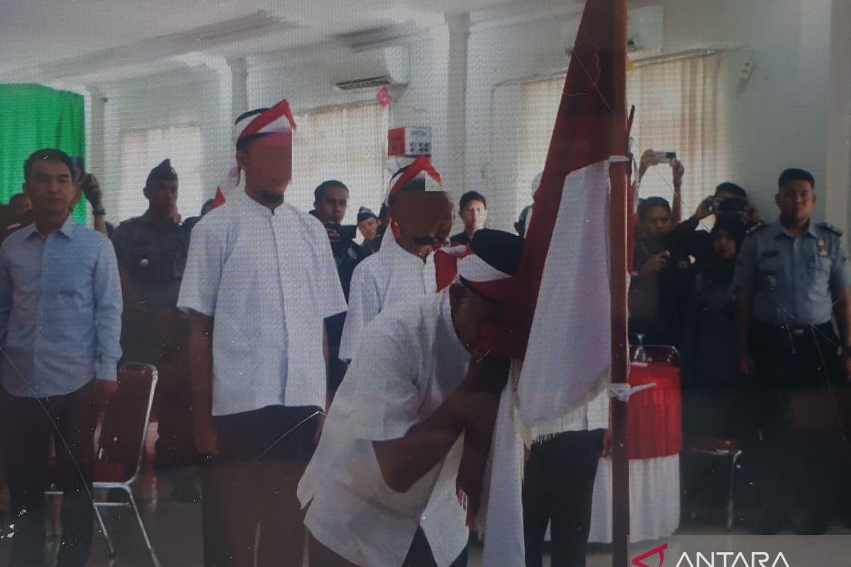 Cium "Merah Putih", empat napi terorisme di Sumsel ikrar setia ke NKRI