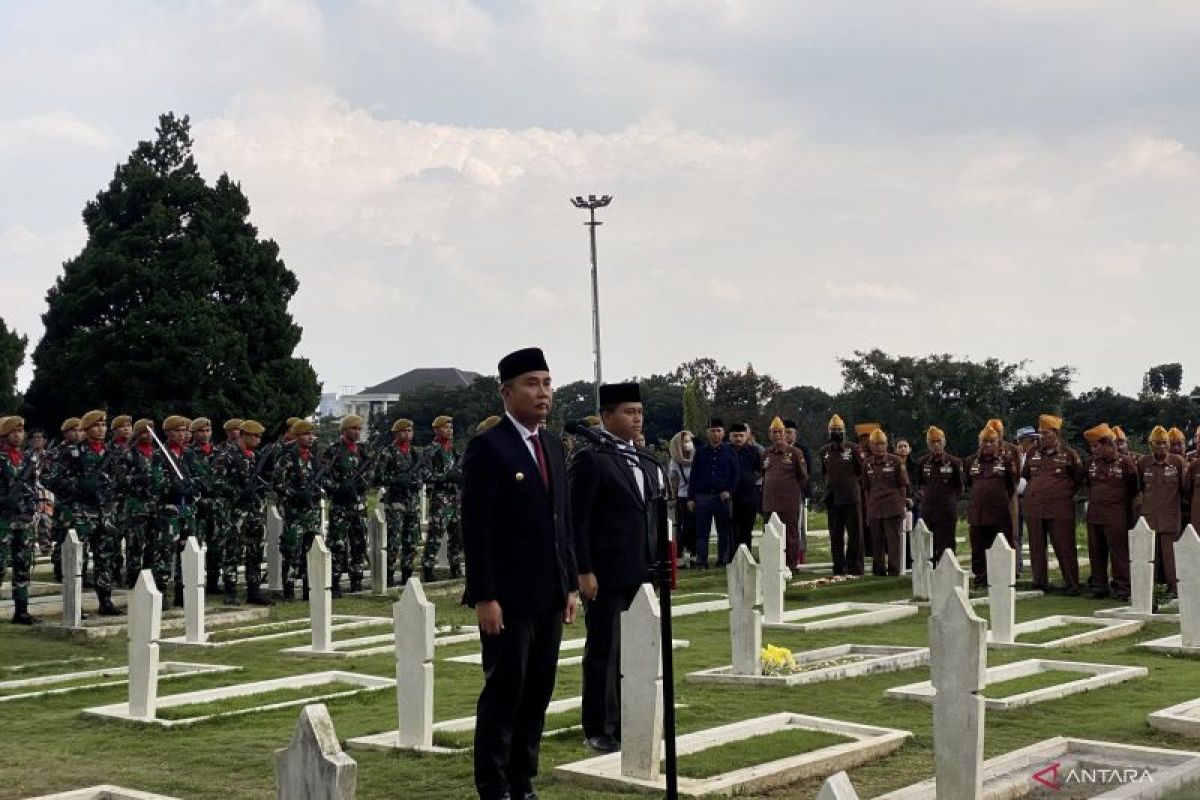 Gubernur Jabar pimpin prosesi pemakaman Solihin GP di TMP Cikutra