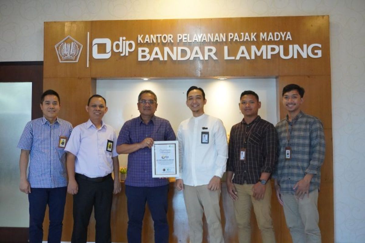 Dompet Dhuafa Lampung berikan penghargaan kemanusiaan kepada KPP Madya Bandar Lampung