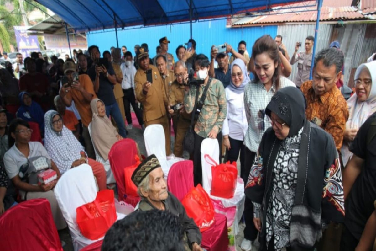 Mensos serahkan bantuan rehabilitasi sosial kepada warga Parimo