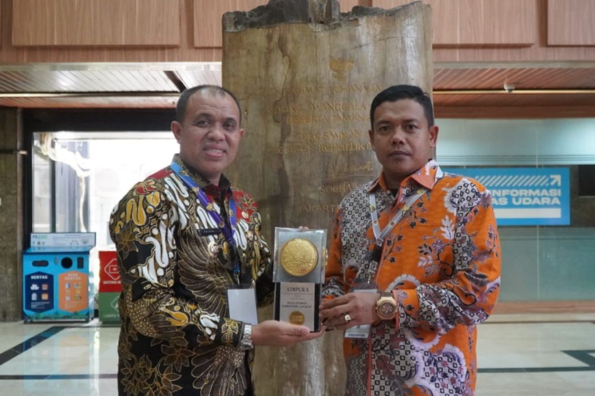 Pj Bupati Langkat terima Piala Adipura untuk Kota Stabat
