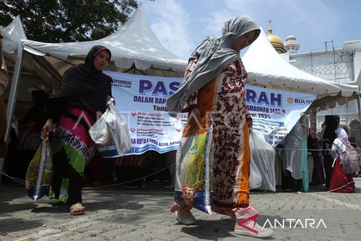 Pemerintah kota menggelar pasar murah untuk membantu warga Banda Aceh menjelang Ramadhan