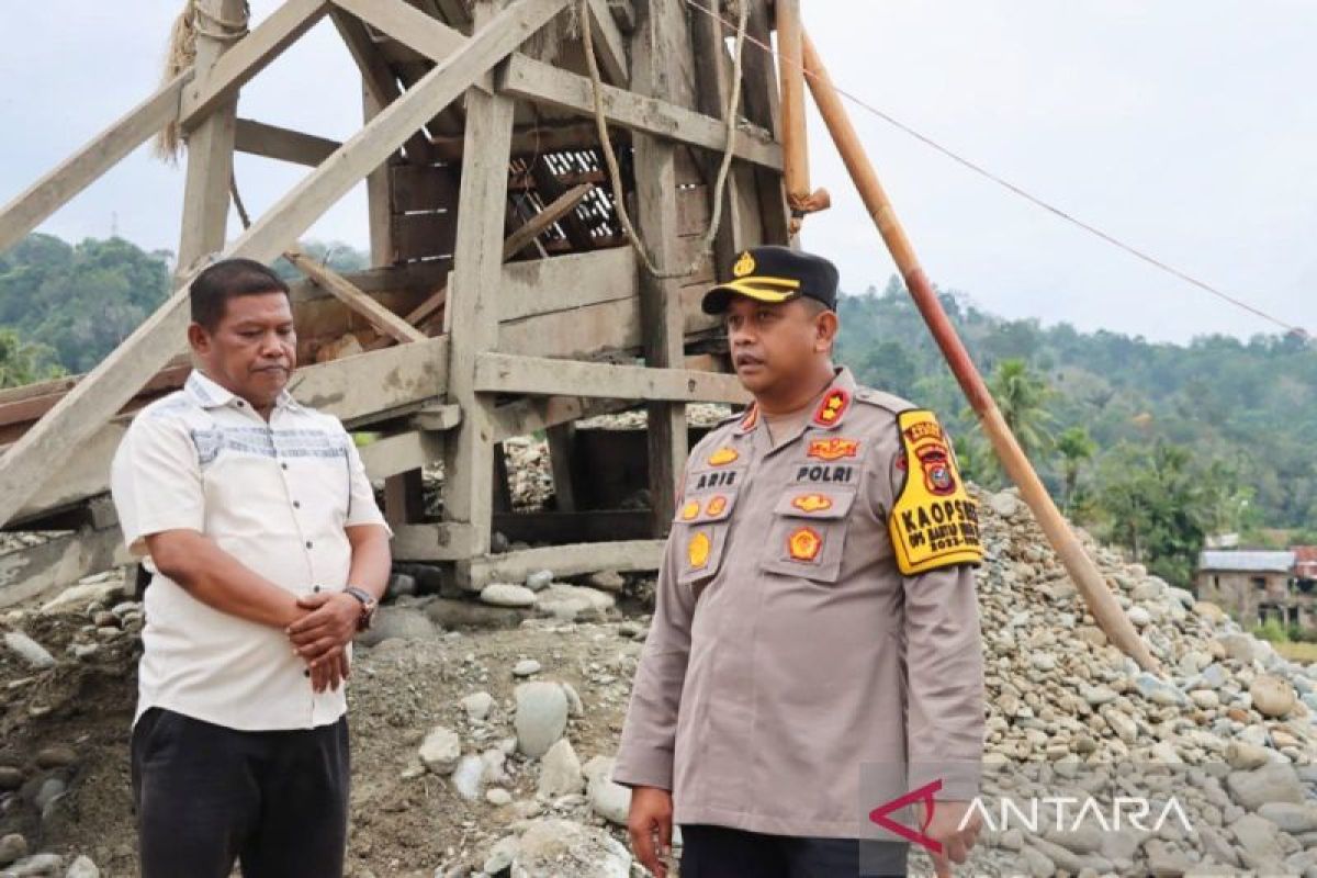 Polres Madina amankan dua alat berat dari tambang emas ilegal Kotanopan