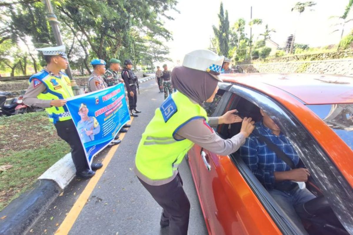 Polisi sosialisasi penggunaan "seat belt" di Lombok Tengah