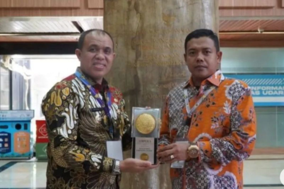 Kota Stabat terima Piala Adipura 2023 dari KLHK