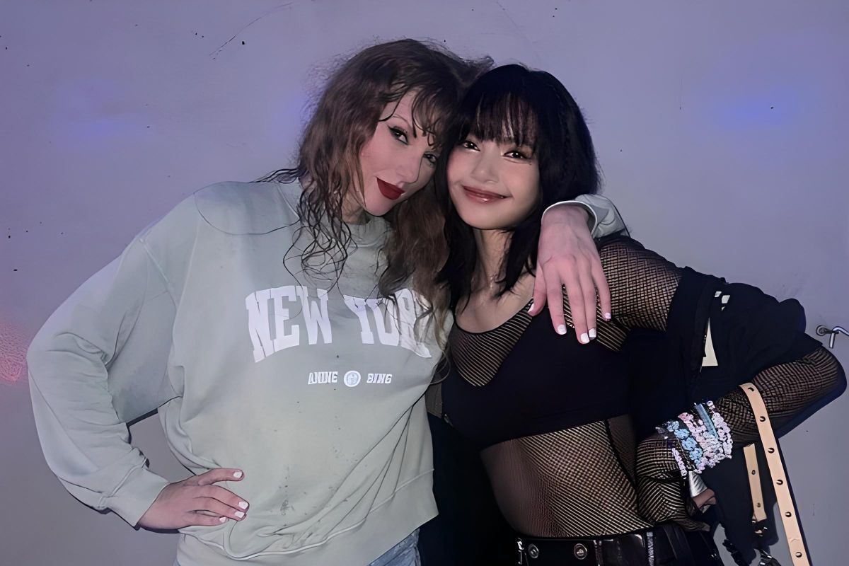 Lisa BLACKPINK berfoto bersama Tyalor Swift di konser Eras Tour Singapura