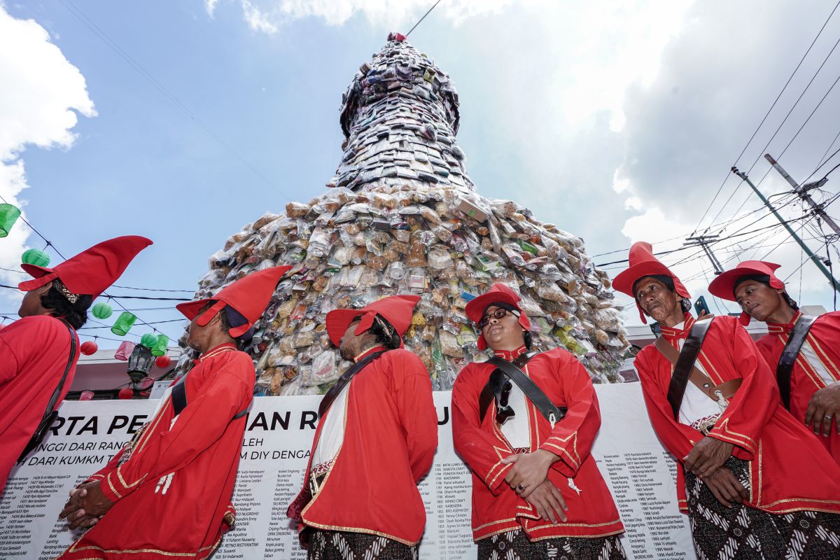 Gunungan oleh-oleh khas Yogyakarta di Malioboro pecahkan Rekor MURI