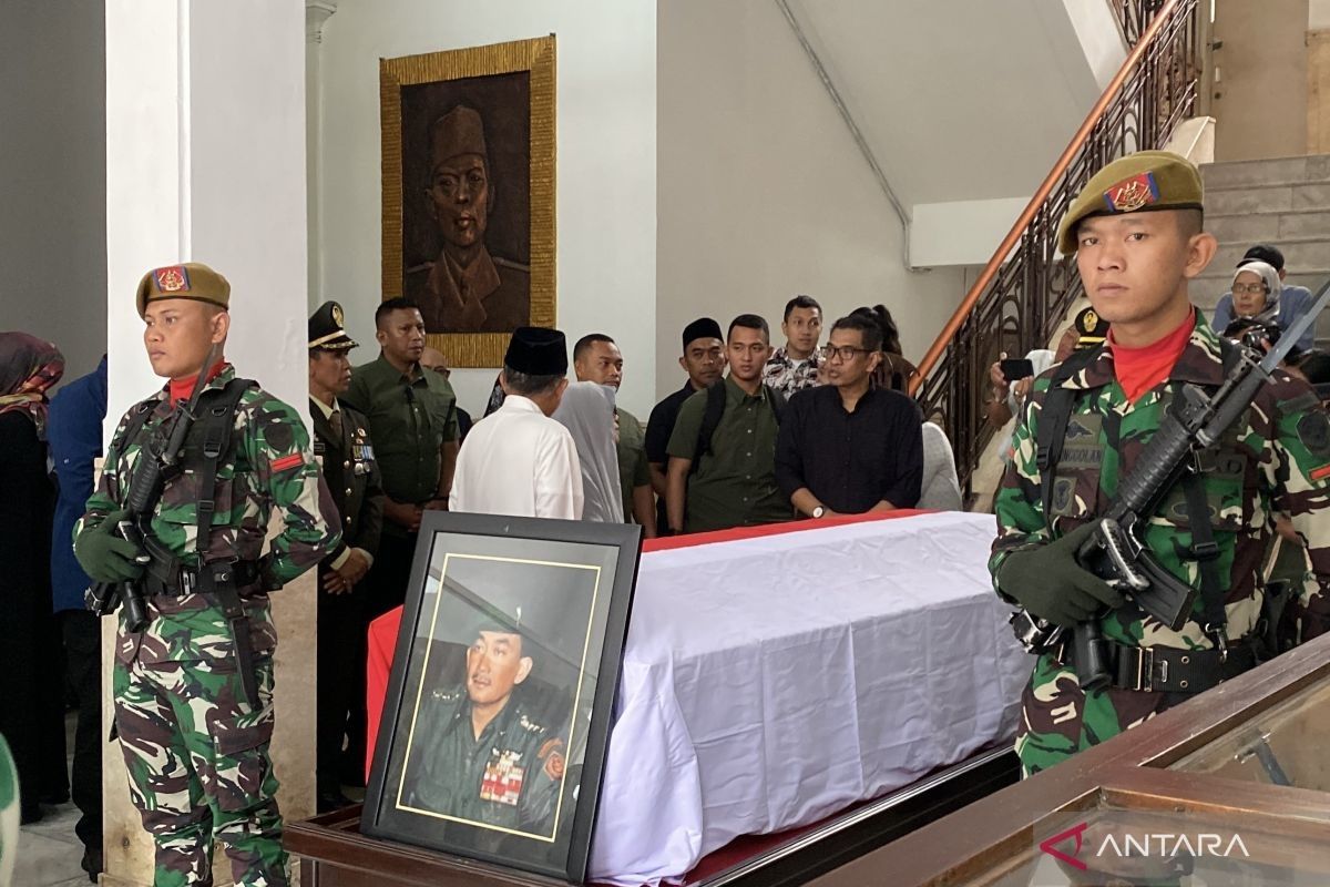Jenazah mantan Gubernur Jabar Solihin GP disemayamkan di Mako II Kodam III Siliwangi Bandung