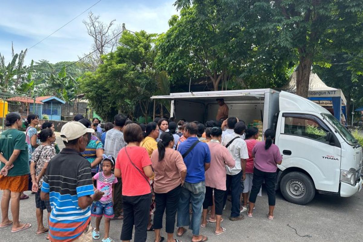 Bulog NTT gelar pasar murah penuhi kebutuhan pangan warga