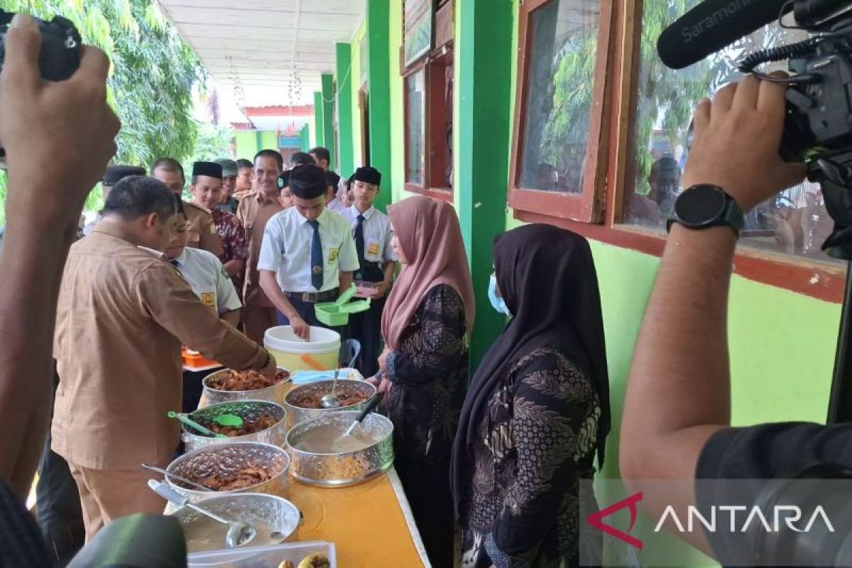 Makan siang gratis tingkat SMP diuji coba di Aceh Besar