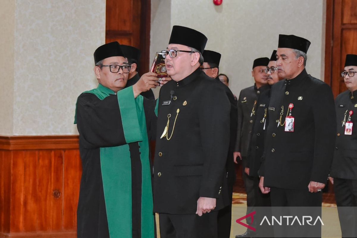 Pj Gubernur Jatim kukuhkan Bobby sebagai Pj Sekdaprov