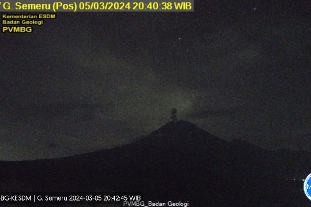 Gunung Semeru di Jawa Timur erupsi dengan ketinggian material vulkanik 800 meter