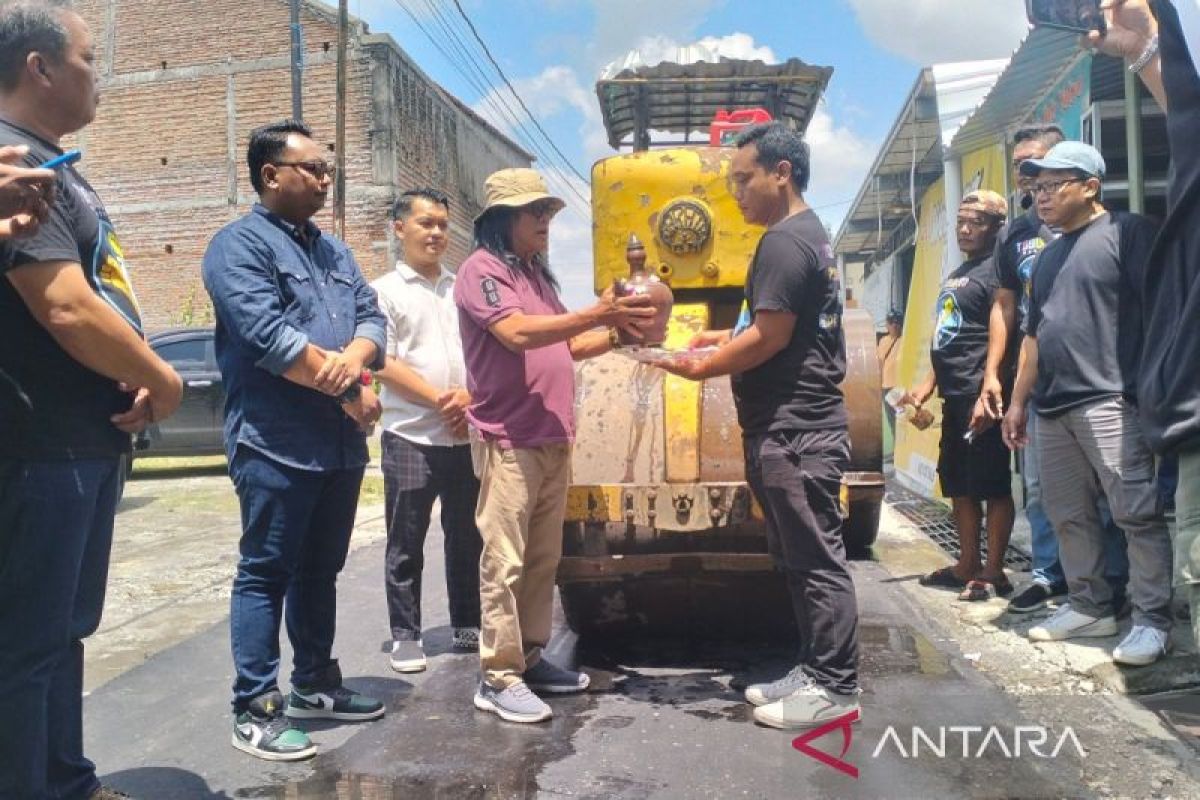 Warga Colomadu libatkan kerabat Jokowi perbaiki jalan rusak
