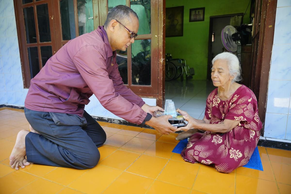 Pemkot Madiun salurkan bantuan permakanan sosial bagi 135 lansia