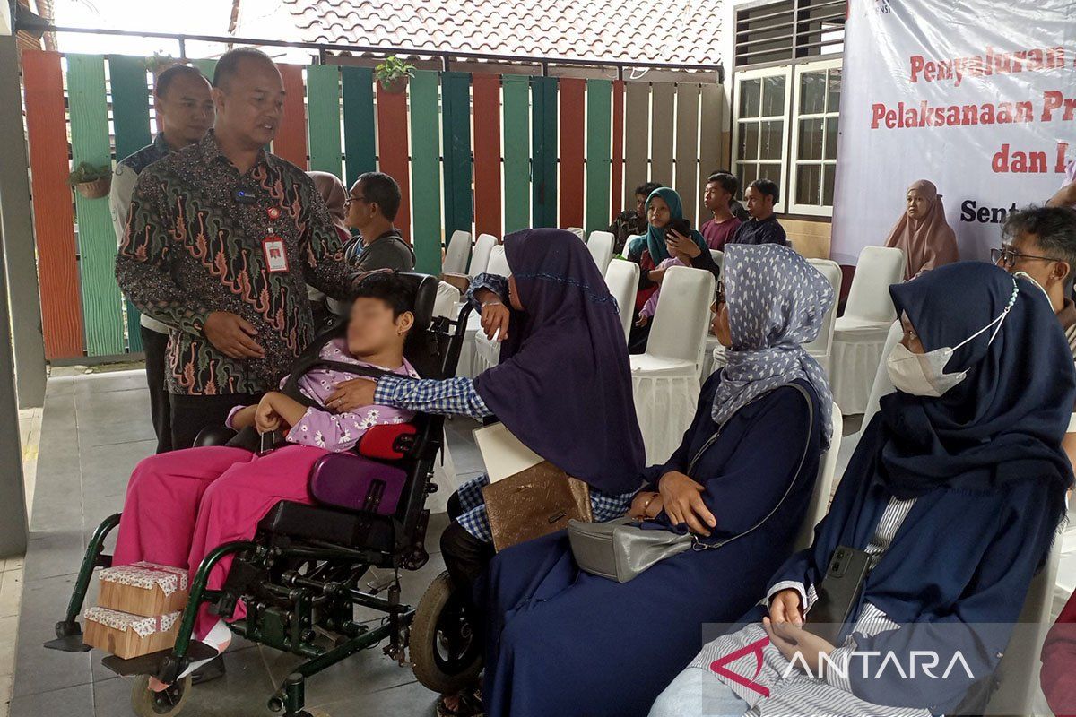 Sentra Satria salurkan bantuan Atensi Disabilitas Kemensos  di Banyumas