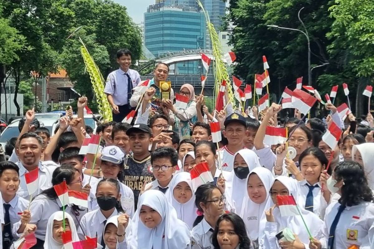 Pelajar dan KSH sambut kirab Adipura Kencana di Surabaya