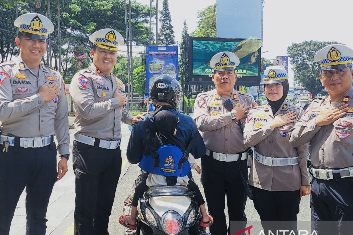 Polresta Bogor Kota bagikan sabuk keselamatan untuk pemotor bawa anak