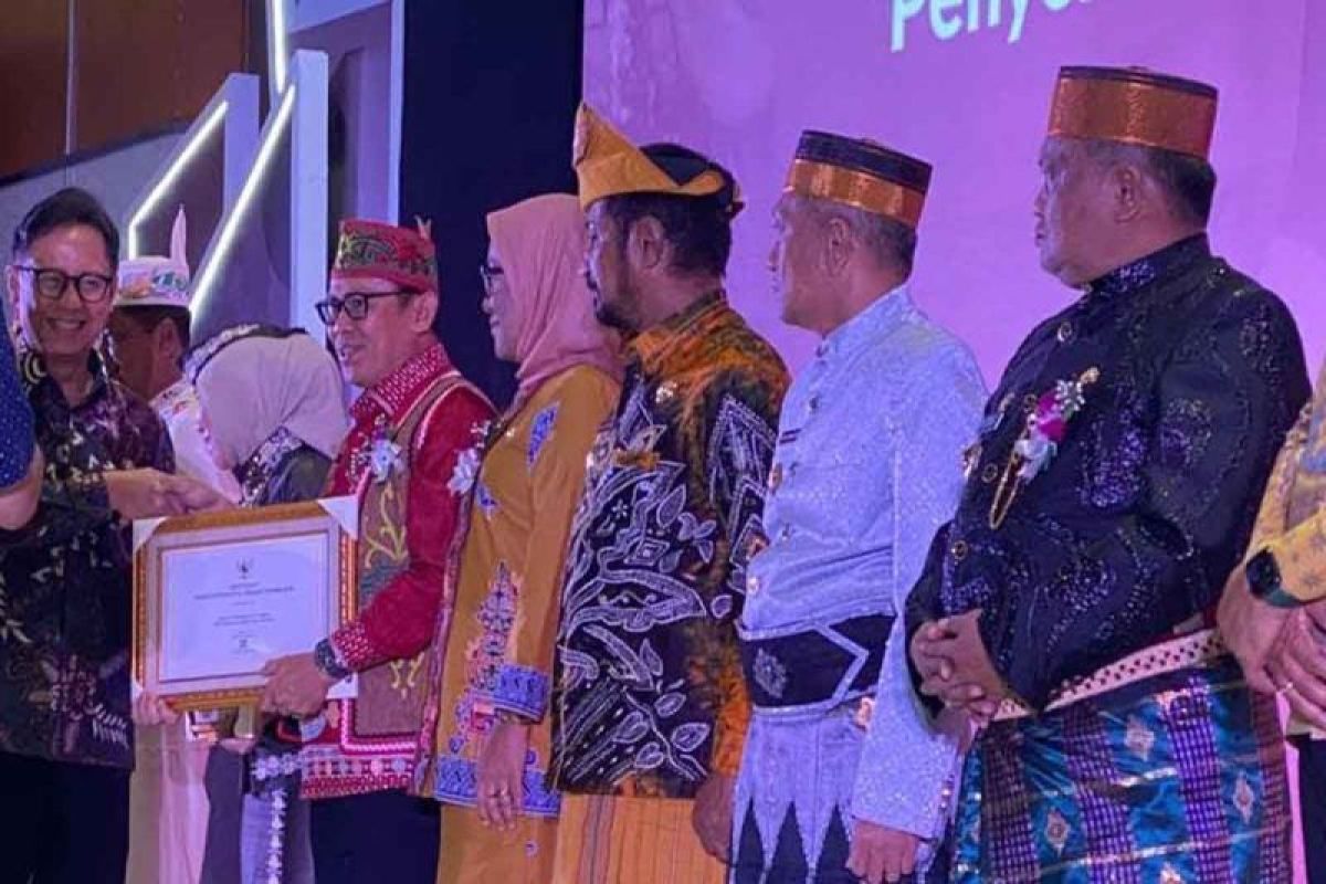Pj Bupati Barito Timur terima sertifikat bebas frambusia dari Kemenkes RI