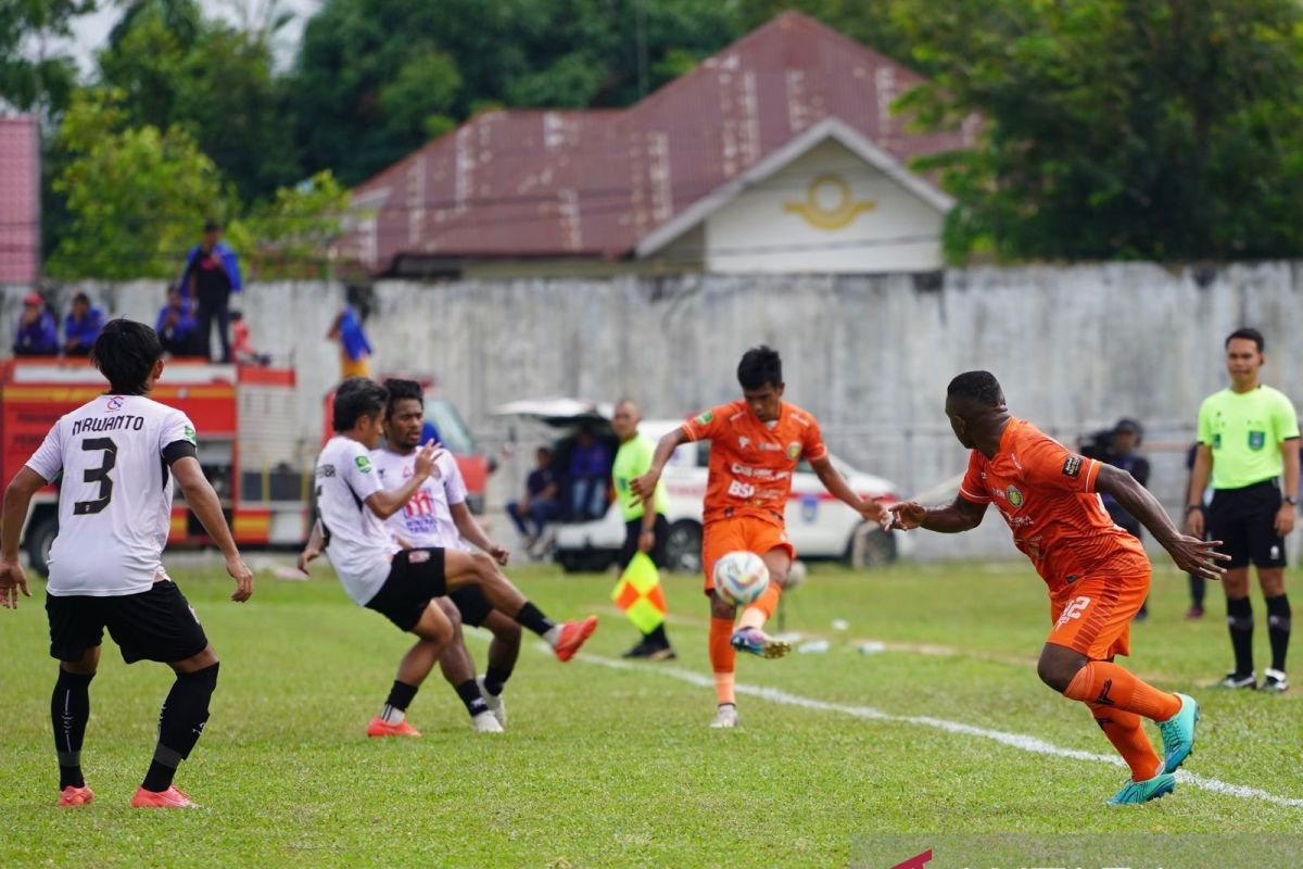 Prasaraja memperkenalkan wasit pertandingan melawan Maluku Utara kepada komite wasit