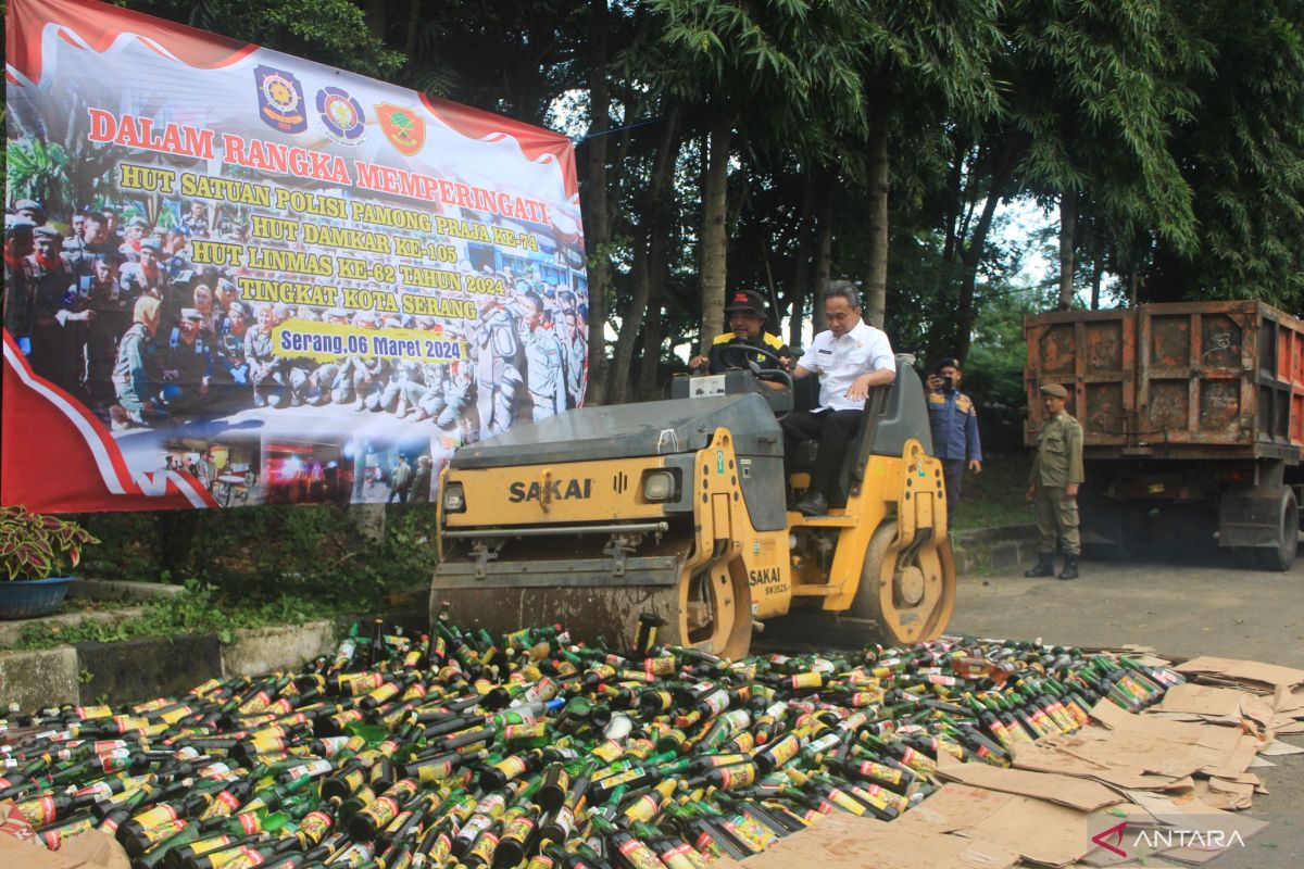Pemkot Serang musnahkan ribuan botol miras ilegal