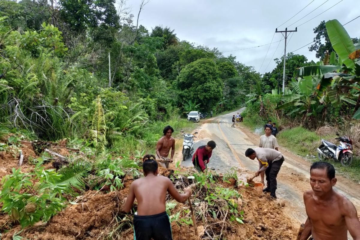 Ruas jalan nasional di Muncin Kapuas Hulu tertimbun longsor