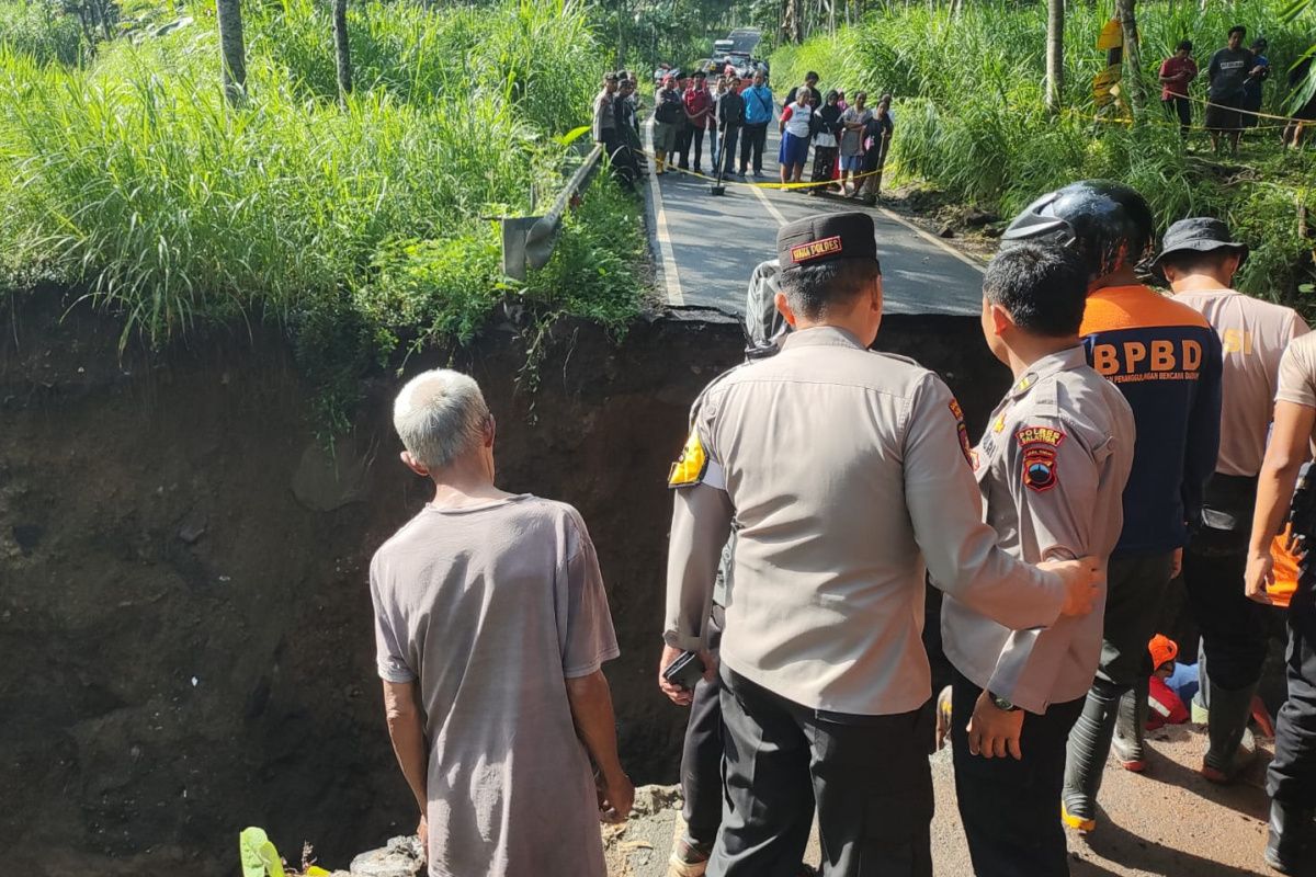 Jembatan roboh, satu orang tewas