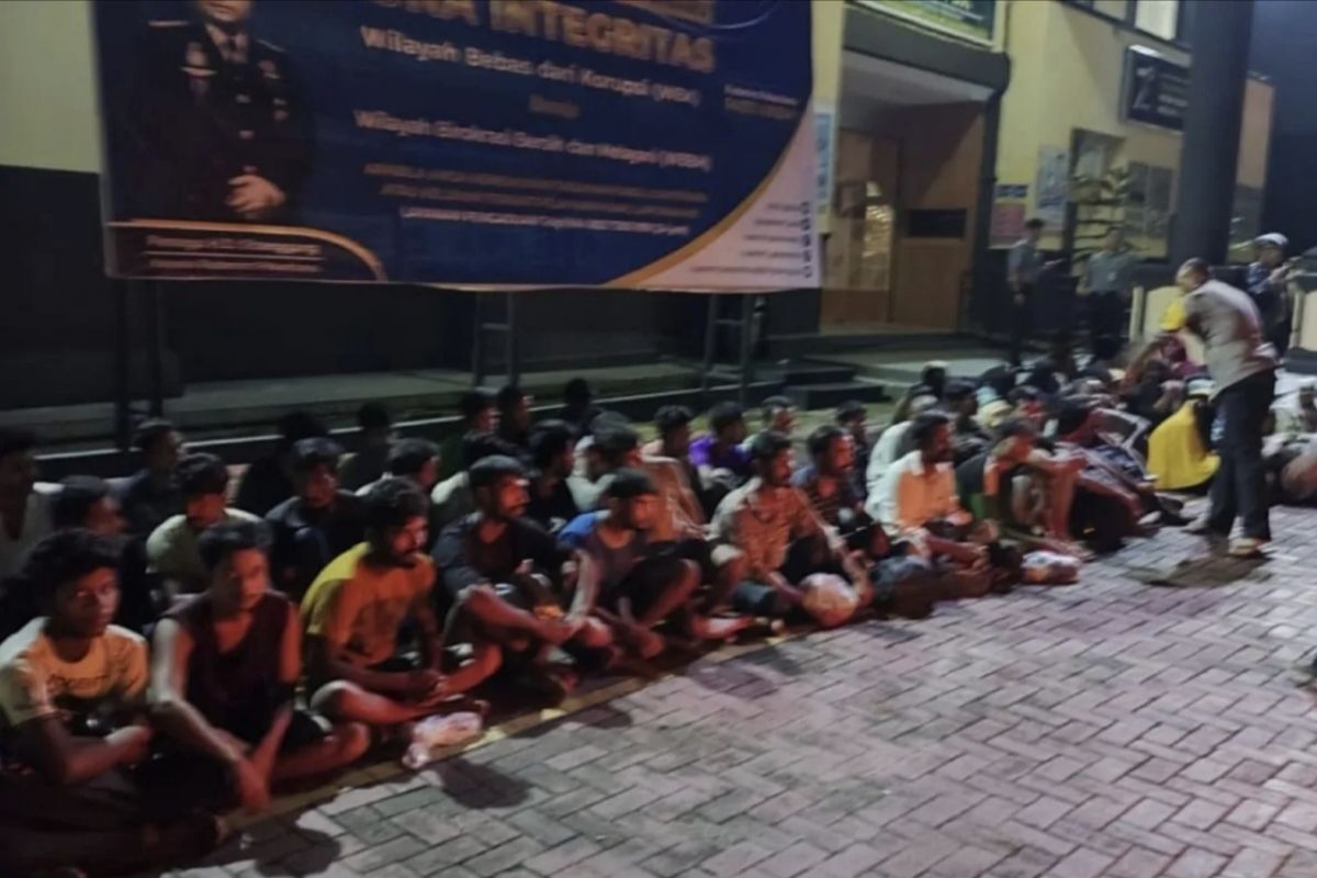 Polresta Pekanbaru-Riau amankan 59 pria Rohingya dari sebuah rumah